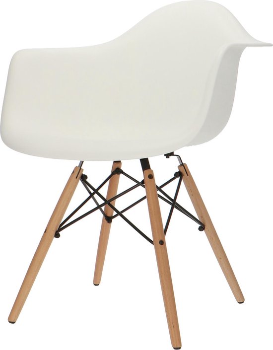 Witte kuipstoel met leuning. Met modern zitje en houten Witte kuipstoel met leuning. Met modern zitje en houten