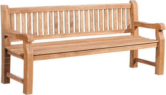 Houten tuinbank van teak met een klassiek ontwerp, op een witte achtergrond.