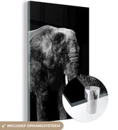 MuchoWow® Glasschilderij 20x30 cm - Schilderij acrylglas - Olifant tegen zwarte achtergrond - zwart wit - Foto op glas - Schilderijen