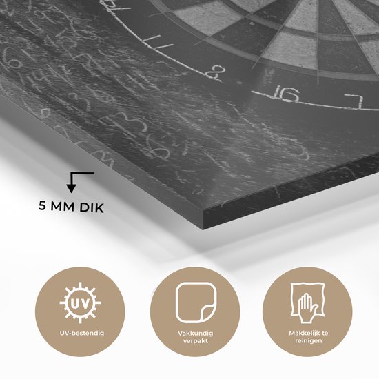 MuchoWow® Glasschilderij 150x100 cm - Schilderij acrylglas - Dartbord en een krijtbord - zwart wit - Foto op glas - Schilderijen