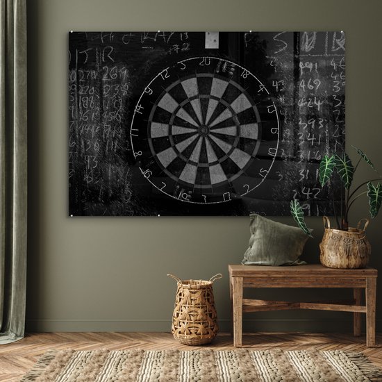 MuchoWow® Glasschilderij 150x100 cm - Schilderij acrylglas - Dartbord en een krijtbord - zwart wit - Foto op glas - Schilderijen