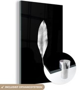 MuchoWow® Glasschilderij 60x90 cm - Schilderij acrylglas - Langwerpig blad op een zwarte achtergrond - zwart wit - Foto op glas - Schilderijen