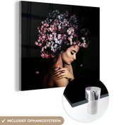 Glasschilderij vrouw - Bloemen - Roze - Schilderijen woonkamer - Foto op glas - Glasplaat - Kamer decoratie - 20x20 cm - Wanddecoratie - Muurdecoratie - Slaapkamer - Schilderij glas