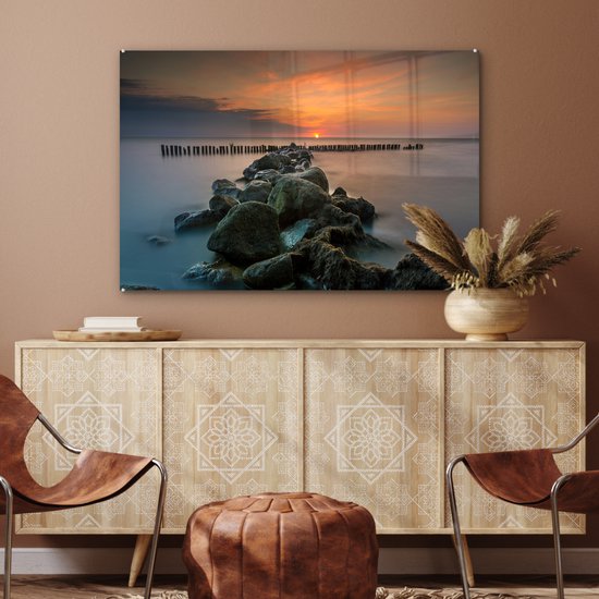 MuchoWow® Glasschilderij 120x80 cm - Schilderij acrylglas - Zee - Zon - Stenen - Foto op glas - Muurdecoratie woonkamer - Wanddecoratie slaapkamer - Schilderijen