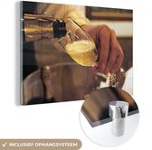 Peinture sur Verre - Un serveur remplit un verre de champagne - 90x60 cm - Peintures sur Verre Peintures - Photo sur Glas