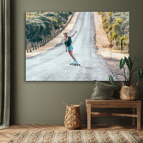 ® Glasschilderij 180x120 cm - Schilderij acrylglas - Skateboardende vrouw - Foto op glas - Muurdecoratie woonkamer - Wanddecoratie slaapkamer - Schilderijen