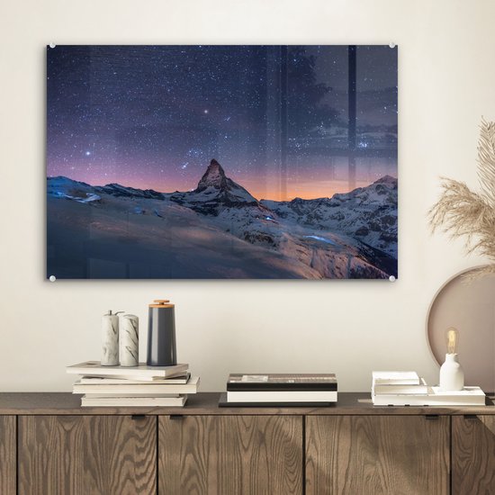 MuchoWow® Glasschilderij 60x40 cm - Schilderij acrylglas - Nacht boven het landschap tijdens de winter van Zwitserse Matterhorn - Foto op glas - Schilderijen