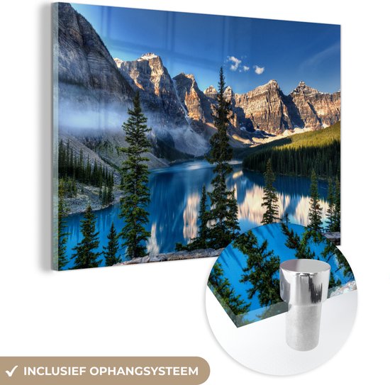 MuchoWow® Glasschilderij 90x60 cm - Schilderij acrylglas - Mistige ochtend boven Noord-Amerikaanse Moraine Lake in Canada - Foto op glas - Schilderijen