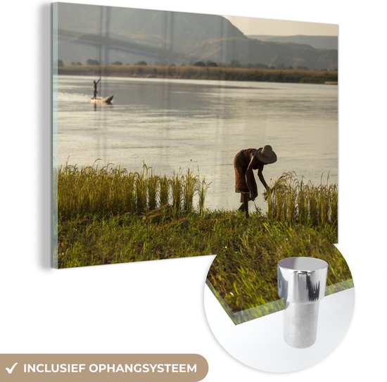 MuchoWow® Glasschilderij 60x40 cm - Schilderij acrylglas - Boerin - Rijst - Water - Afrika - Foto op glas - Schilderijen