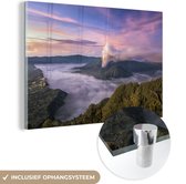 MuchoWow® Glasschilderij 90x60 cm - Schilderij acrylglas - Wolken boven het Nationaal park Crater Lake in de VS - Foto op glas - Schilderijen