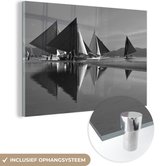 MuchoWow® Glasschilderij 30x20 cm - Schilderij acrylglas - Weerspiegeling van zeilboten bij het eiland Boracay - zwart wit - Foto op glas - Schilderijen