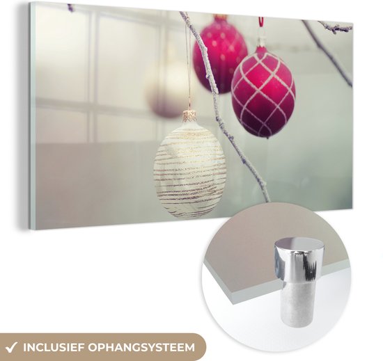Art sur verre - Un gros plan de boules de Noël colorées pendant une journée glaciale - 120x60 cm - Peintures sur Verre Peintures - Photo sur Glas