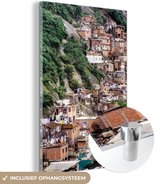 MuchoWow® Glasschilderij 120x180 cm - Schilderij acrylglas - Mooi beeld van een Favela tegen een heuvel in Rio de Janeiro - Foto op glas - Schilderijen
