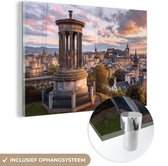 MuchoWow® Glasschilderij 120x80 cm - Schilderij acrylglas - Monument bij het kasteel van Edinburgh in Schotland - Foto op glas - Schilderijen