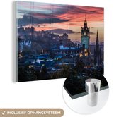 MuchoWow® Glasschilderij 120x80 cm - Schilderij acrylglas - Rode lucht over Edinburgh met in de verte het Kasteel van Edinburgh - Foto op glas - Schilderijen