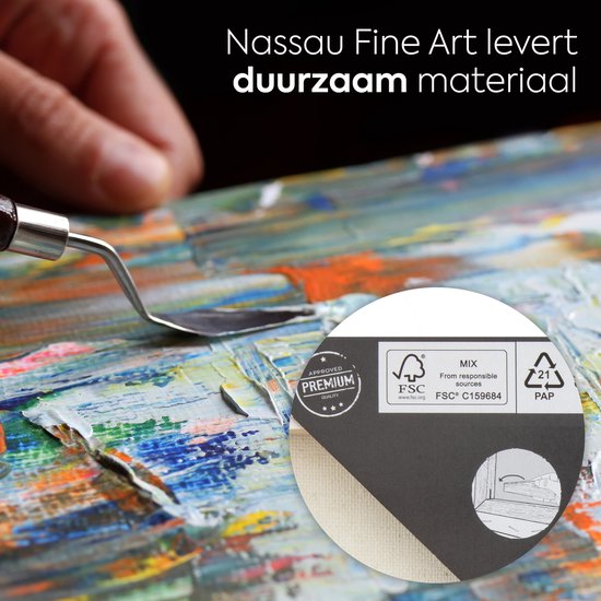 Detail van een kunstenaar die met een paletmes op een textuurrijk, kleurrijk geschilderd oppervlak werkt. Certificaten zichtbaar.
