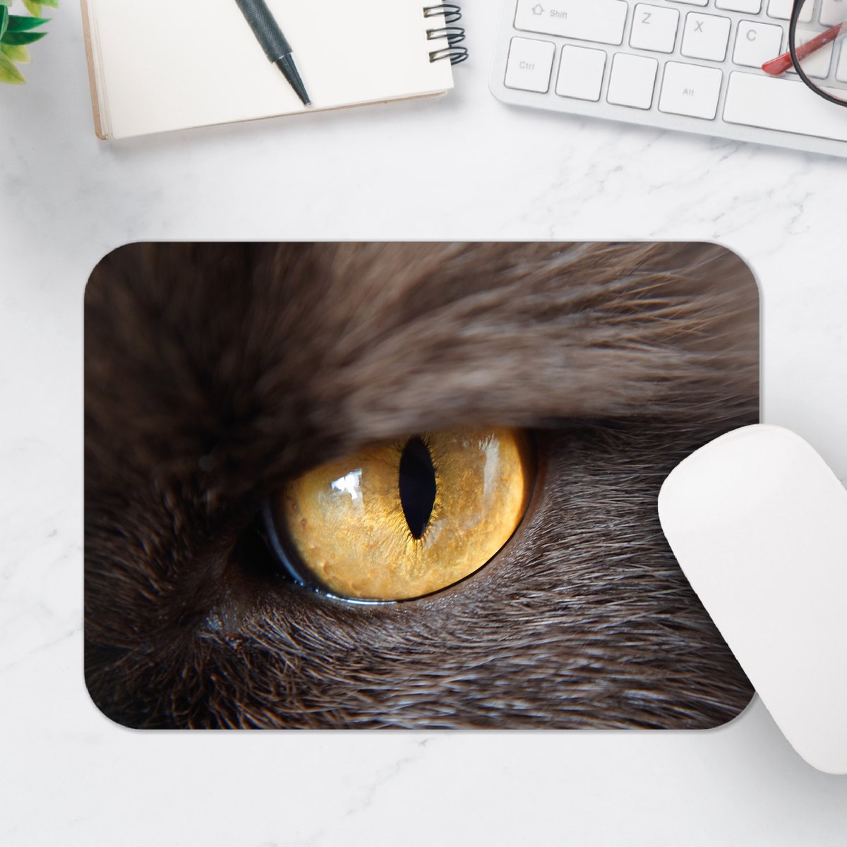 Muismat - Geel Oog van Katachtige - 25x18 cm - 2 mm Dik - Muismat van Vinyl