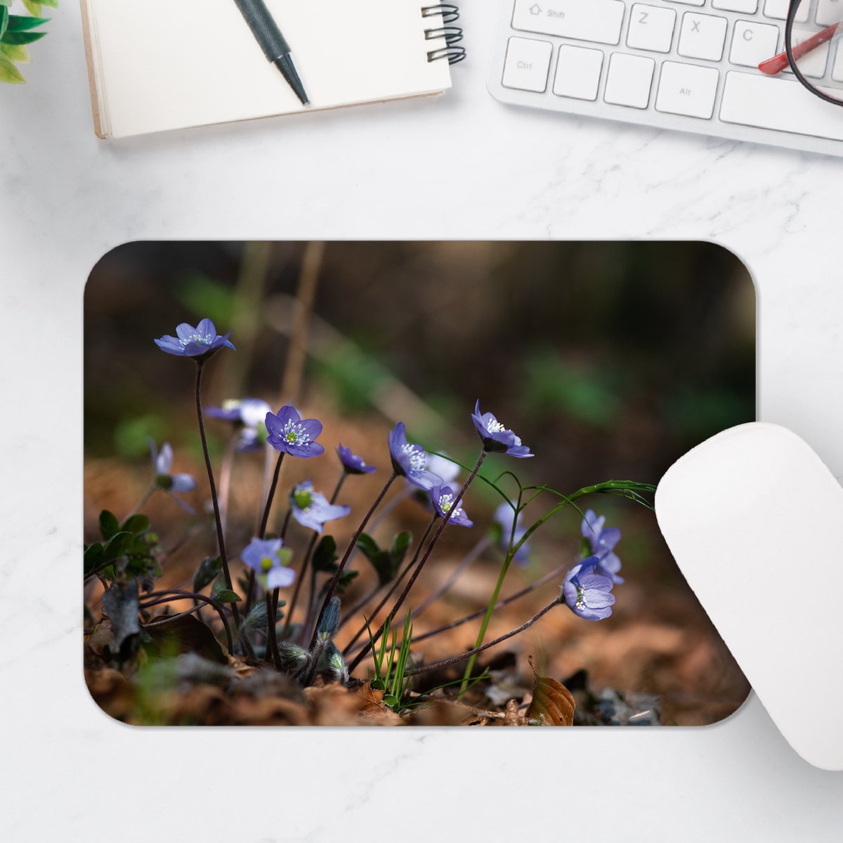 Muismat - Groepje Blauwe Hepitaca Bloemen - 25x18 cm - 2 mm Dik - Muismat van Vinyl