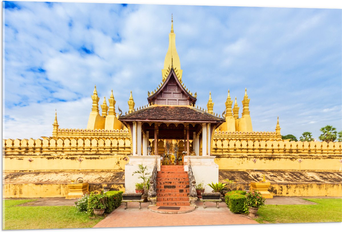 Acrylglas - Vooraanzicht van Pha That Luang Tempel in Vientiane onder Sluierbewolking, Laos - 105x70 cm Foto op Acrylglas (Wanddecoratie op Acrylaat)
