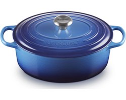 Le Creuset Braadpan Signature Ovaal Azure – Ø 29 cm / 4,7 Liter – Gietijzeren Stoofpan in Helderblauwe Emaille – Ovale Vorm voor Grote Stukken Vlees of Vis – Geschikt voor Inductie, Oven, BBQ en Meer – Luxe Design met Ergonomische Handgrepen