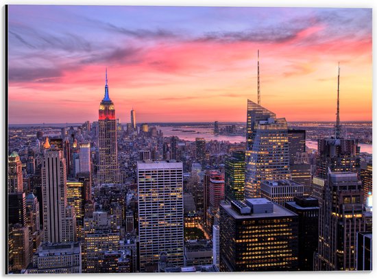 WallClassics - Dibond - Uitzicht over de Stad New York bij Zonsopkomst - 40x30 cm Foto op Aluminium (Wanddecoratie van metaal)