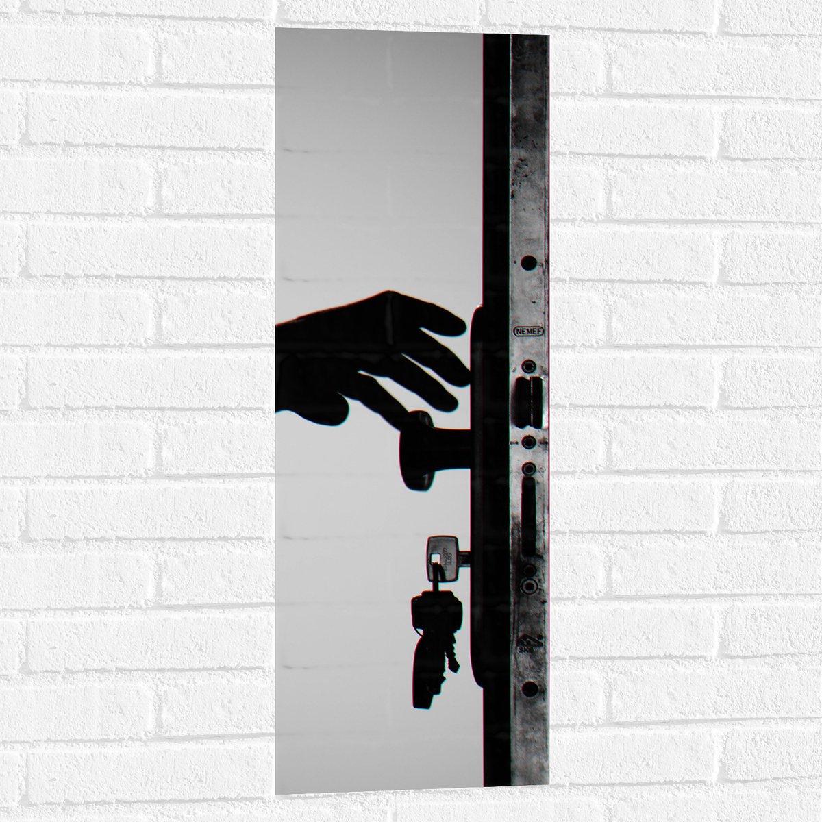 Muursticker - Voordeur met Sleutels in het Slot (Zwart - wit) - 30x90 cm Foto op Muurstick
