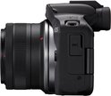 Zijprofiel van de zwarte Canon EOS R50 systeemcamera met een lens.