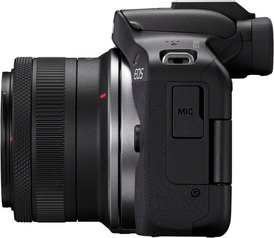Zijprofiel van de zwarte Canon EOS R50 systeemcamera met een lens.