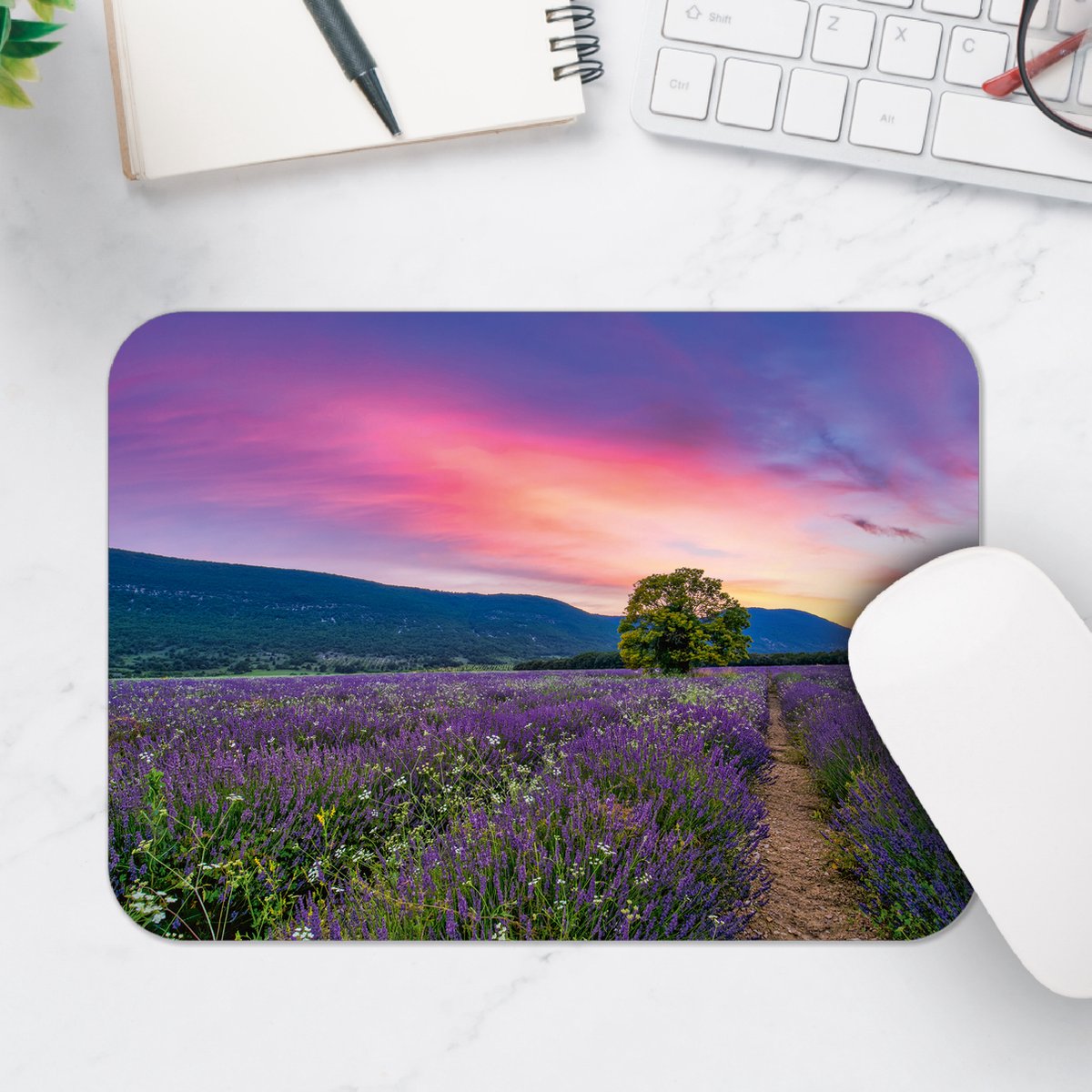 Muismat - Lavendel Veld met Zonsondergang en Mooie Lucht - 25x18 cm - 2 mm Dik - Muismat van Vinyl