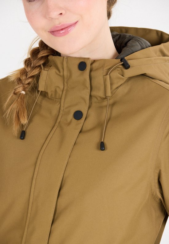 Close-up van de kraag en capuchon van een bruine parka. De jas heeft zwarte knopen en een trekkoord.