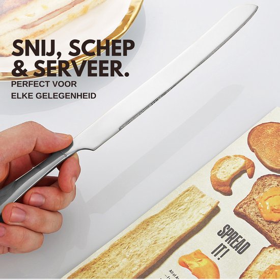 Metalen taartmes met gekartelde rand, vastgehouden door een hand. "SNIJ, SCHEP & SERVEER."