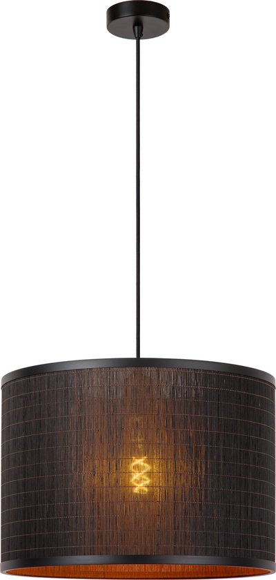 Zwarte cilindrische hanglamp met een gevlochten bamboe structuur.