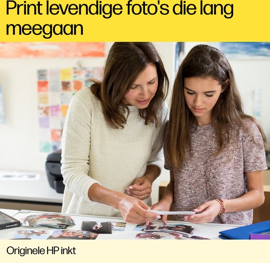 Moeder en dochter bekijken foto's, met de tekst 'Print levendige foto's die lang meegaan'.