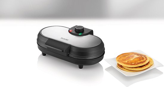 Zwarte Unold pancakemaker met RVS deksel, een stapel pancakes op een wit bord.