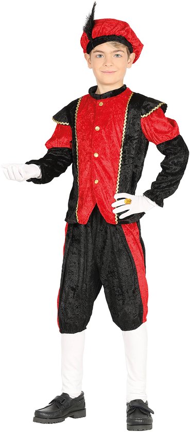 Kind in een zwart-rood fluwelen pietenpak met bijpassende baret met veer, witte handschoenen en witte broekspijpen.