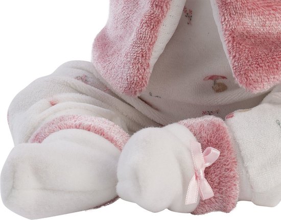Close-up van de voetjes van babypop Mimi in witte sokjes met roze strikjes en berenaccenten.