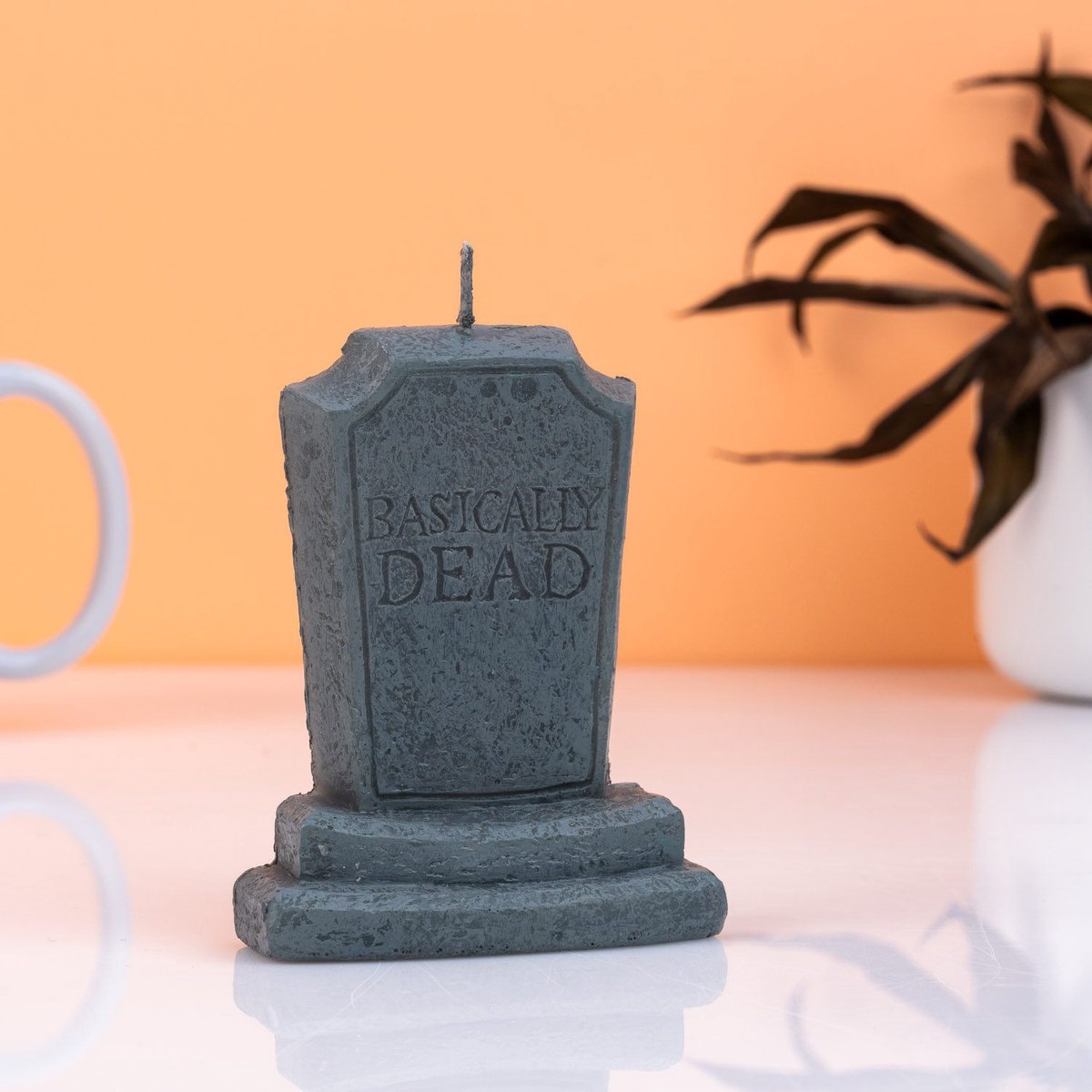 Basically Dead grafsteen verjaardagskaars van Gift Republic