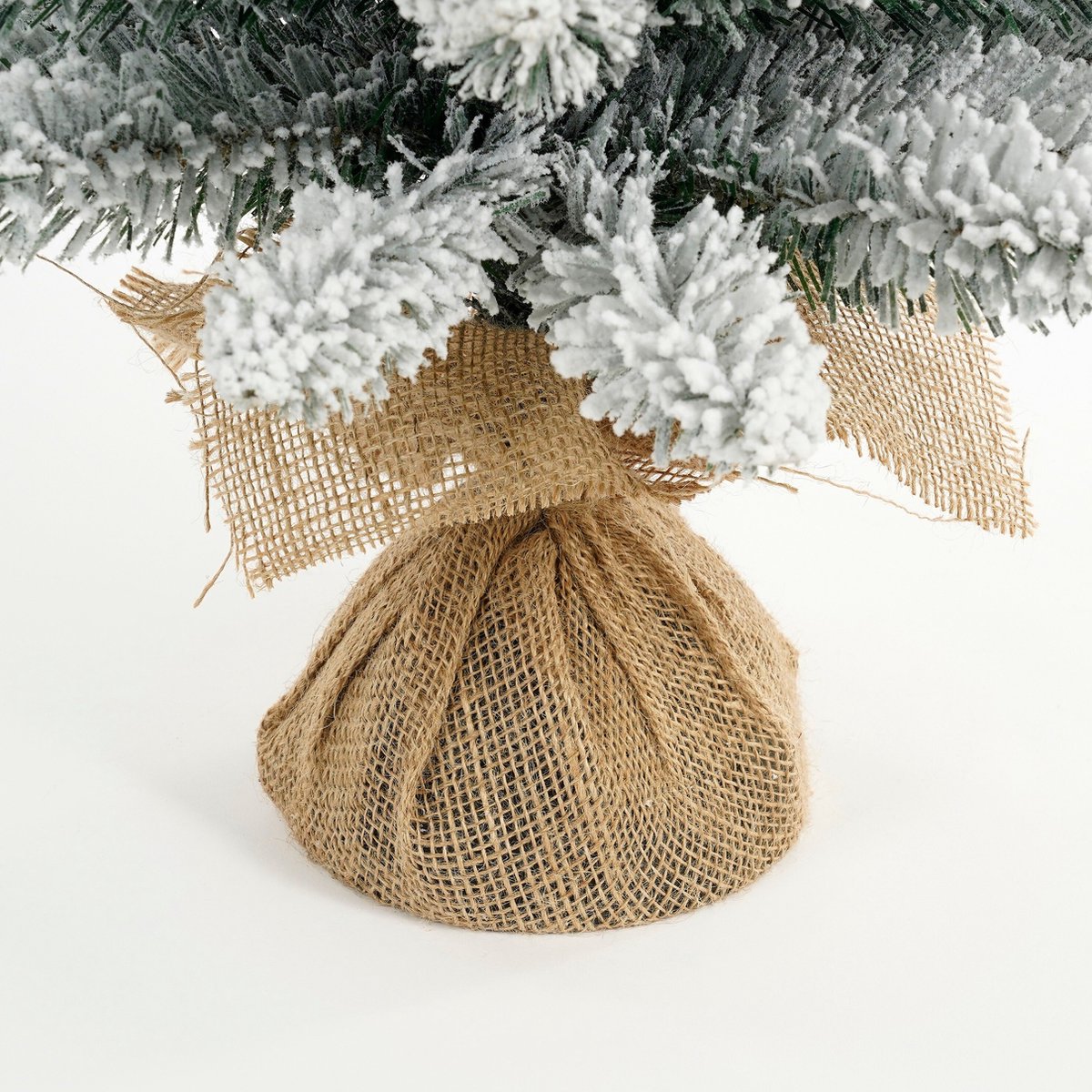 Black Box Trees Gerlos Smalle Kunstkerstboom - Kunst Kerstboom H120 x Ø51 cm - met Sneeuw en in Jute - Groen – foto 2