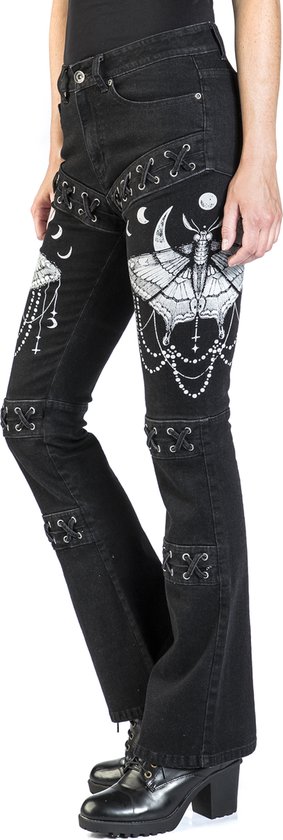 Zwarte jeans met veters aan de zijkanten en een witte vlinder- en maanprint op de dijen en knieën.