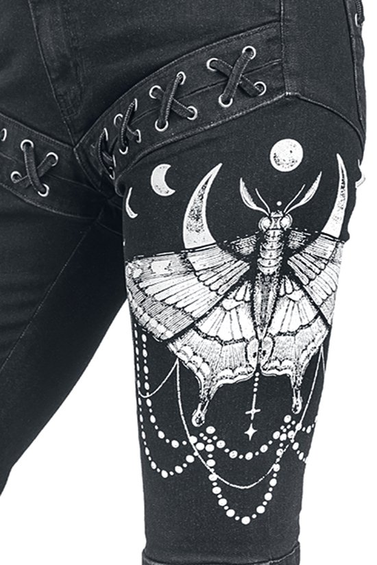 Detail van zwarte jeans met vetersluiting aan de zijkant en witte vlinder- en maanprint op de dij.