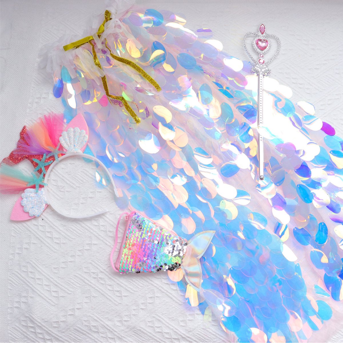 Joya Kids® Luxe Mermaid Glitter Cape met Accessoires | Zeemeermin Prinsessencape met Pailletten | Cape Set Paillet | Prinses jurk | Unicorn | Meisje Verkleedset | Carnvalskleding Meisjes | Met Mermaid Kroon, Staf, Tasje en Sieradenset — afbeelding 11