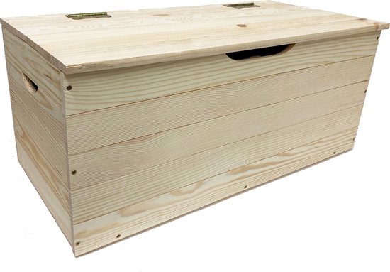 Een onbehandelde houten speelgoedkist van grenen hout met een klepdeksel en handvatten aan de zijkanten.