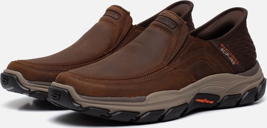 Paar bruine leren instappers, Skechers Slip-ins, met Goodyear zool.