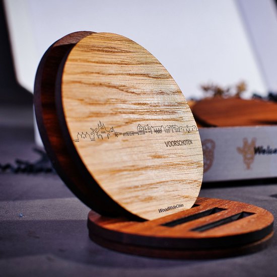 Skyline Onderzetters Voorschoten - Eiken en noten hout - 4 stuk(s) + houder - Ø 9 cm Rond - Cadeau - Woon decoratie - Woonkamer - WoodWideCities