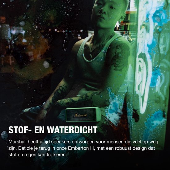 Crème Marshall speaker op een man met tatoeages, bij neonlichten. Stof- en waterdicht.