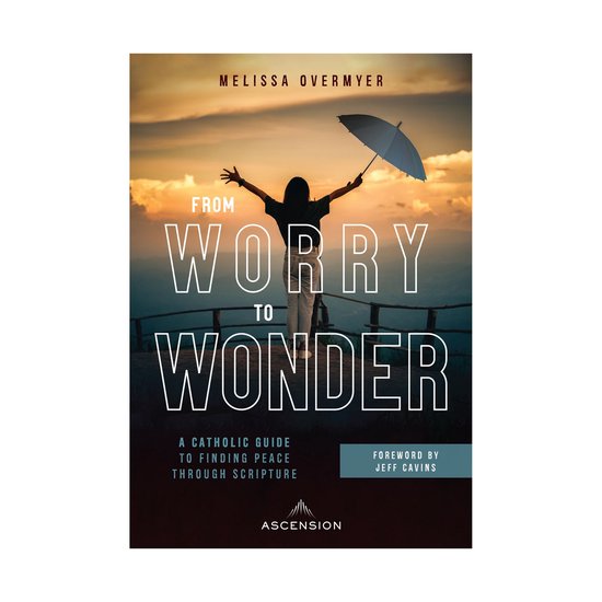 Boekomslag 'From Worry to Wonder' van Melissa Overmyer. Een vrouw met een paraplu staat met gespreide armen op een brug bij zonsondergang.