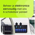 Zwart 6-schakelaar paneel met blauwe LED's en USB-poorten op een boot dashboard, naast een stuurwiel.