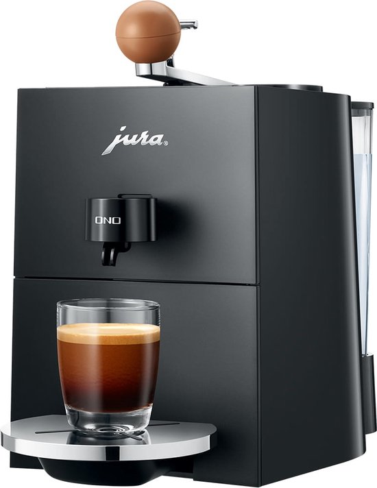 Zwarte Jura ONO koffiemachine, met glas espresso.