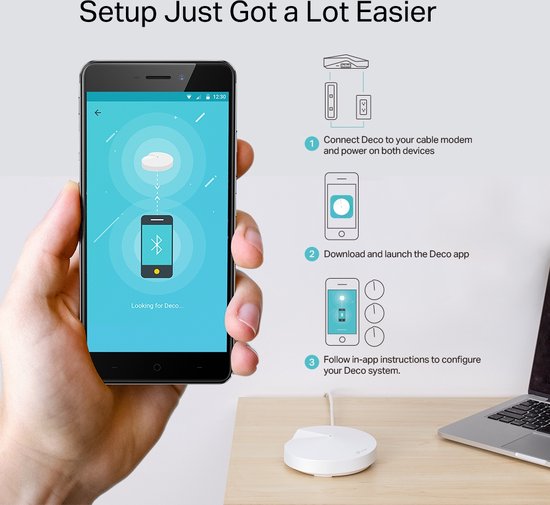 Telefoon met Deco app die een Deco-apparaat zoekt. Rechts de installatie-instructies en een Deco-apparaat op een bureau.