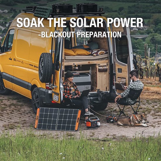 Koopel met Jackery Explorer 1500 en SolarSaga 100 zonnepanelen, bij een gele camper. Zwart gat ligt naast hen.